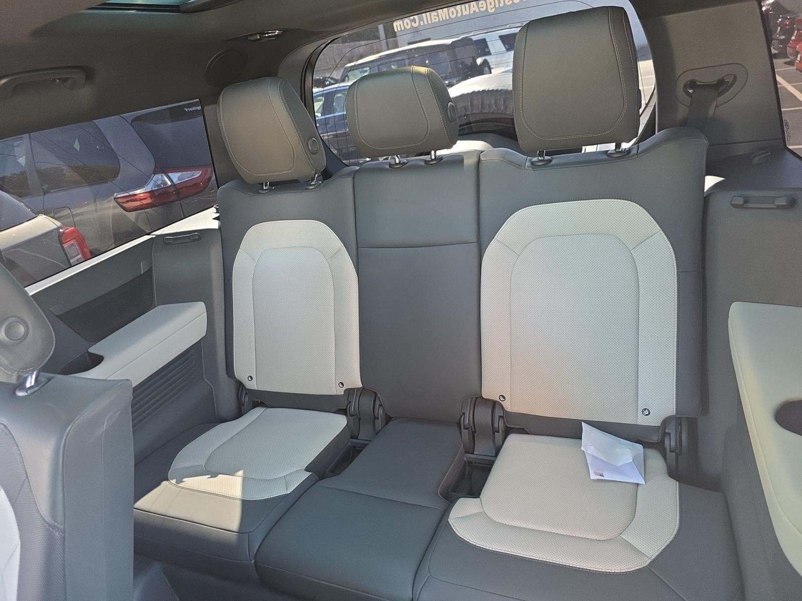 2023 Land Rover Defender 130 X-Dynamic SE AWD