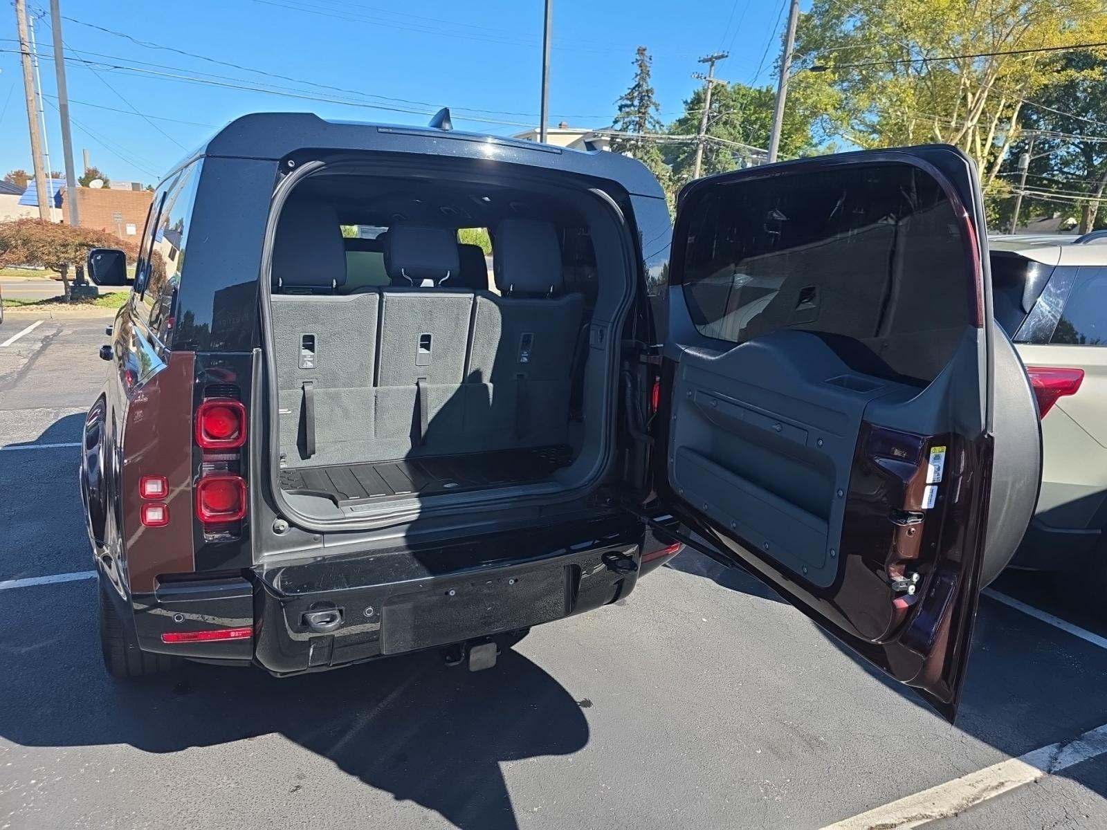 2023 Land Rover Defender 130 X-Dynamic SE AWD