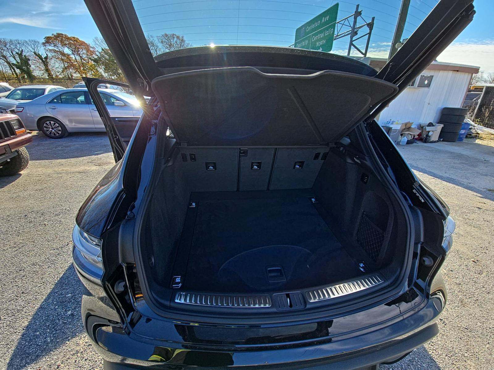 2024 Porsche Macan Base AWD