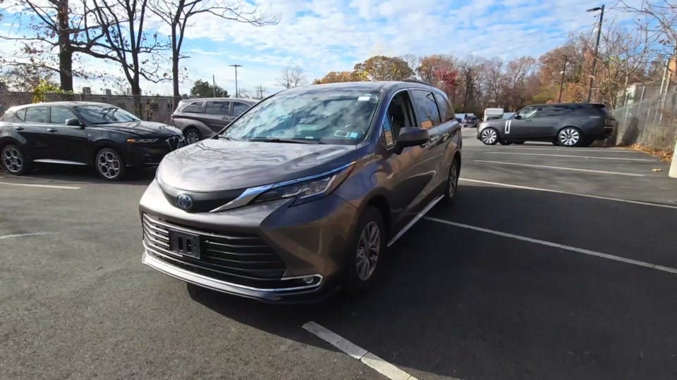 2022 Toyota Sienna XLE 7-Passenger 120.5
