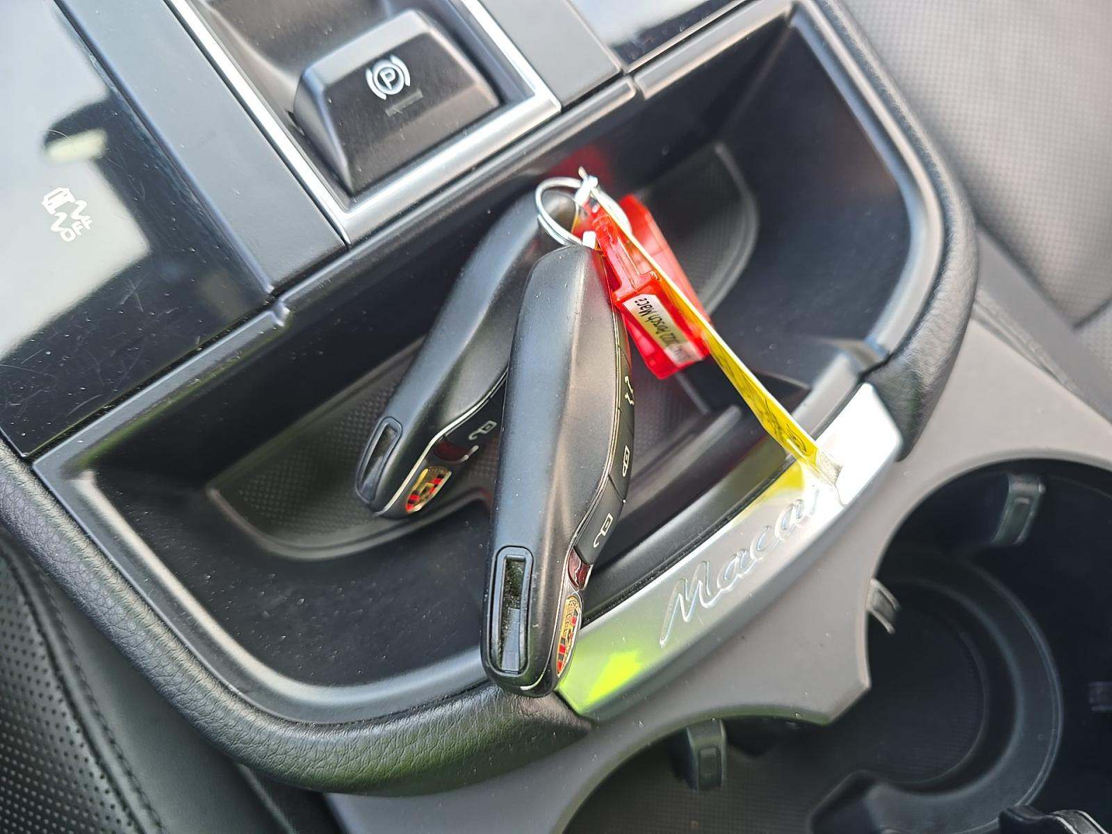 2022 Porsche Macan Base AWD