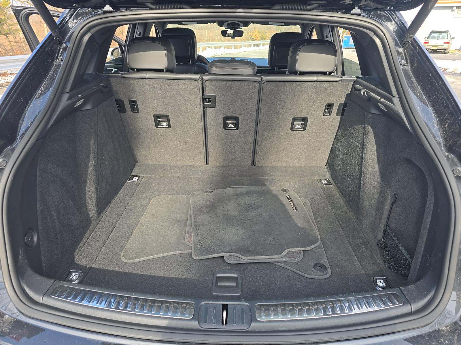 2022 Porsche Macan Base AWD