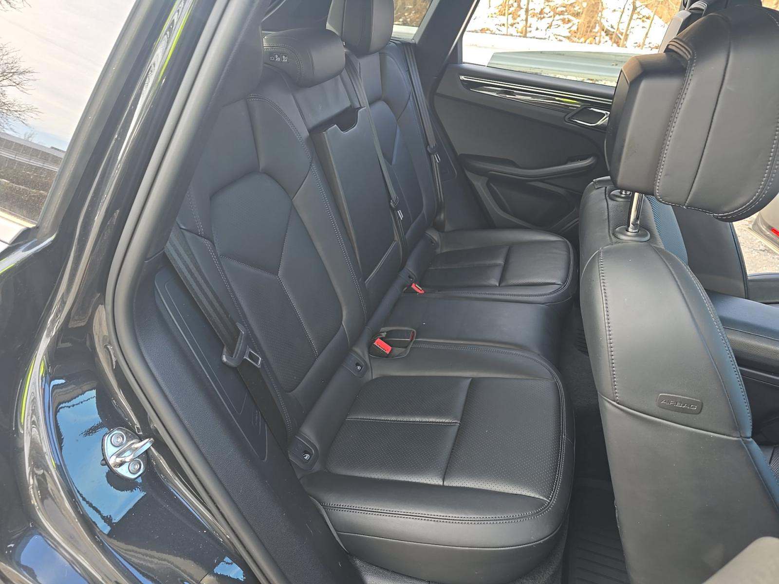 2022 Porsche Macan Base AWD