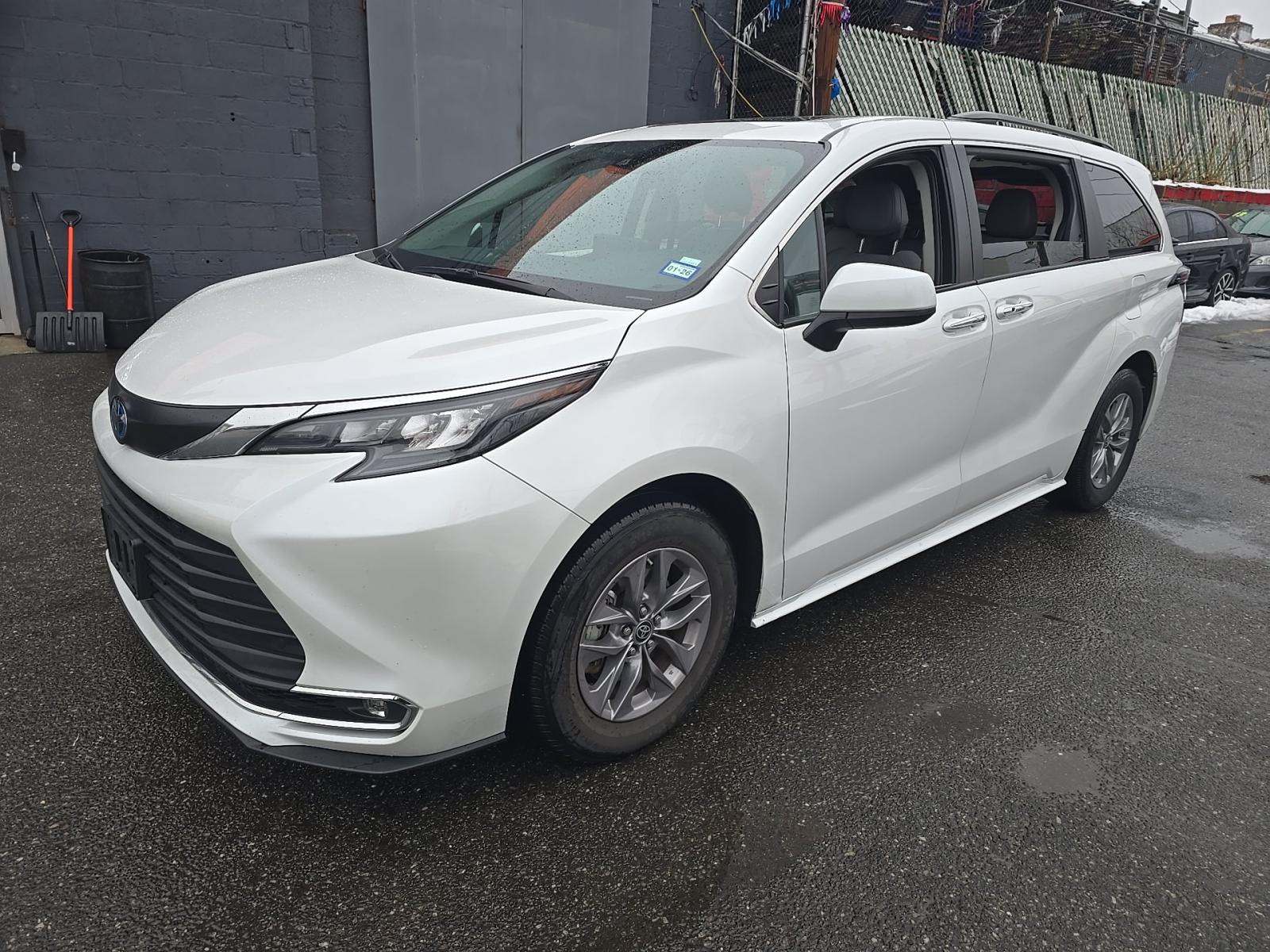 2024 Toyota Sienna XLE FWD