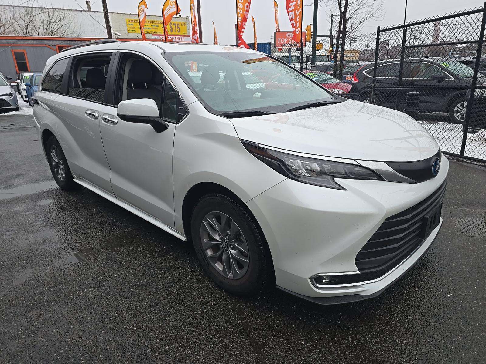 2024 Toyota Sienna XLE FWD
