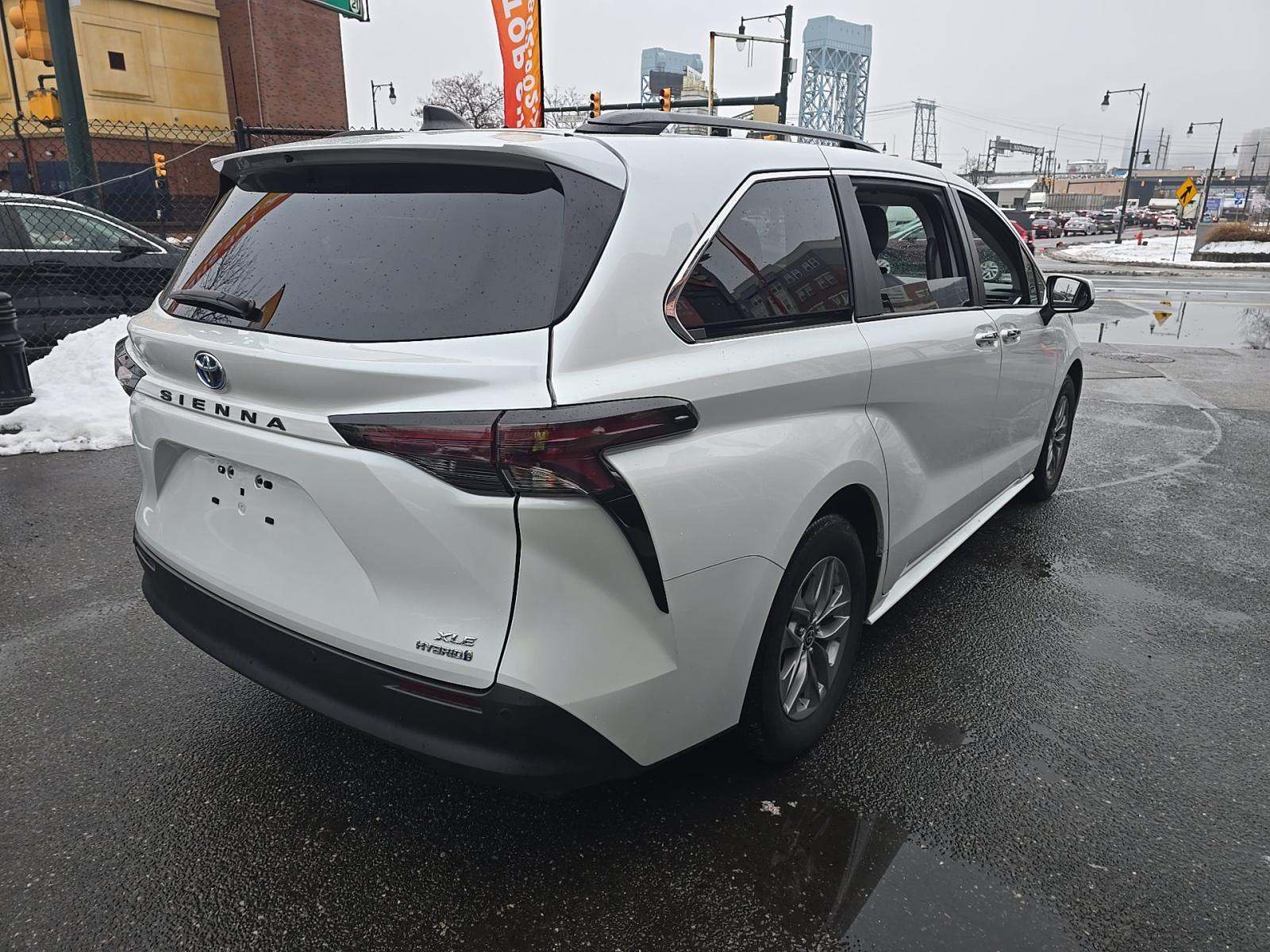 2024 Toyota Sienna XLE FWD