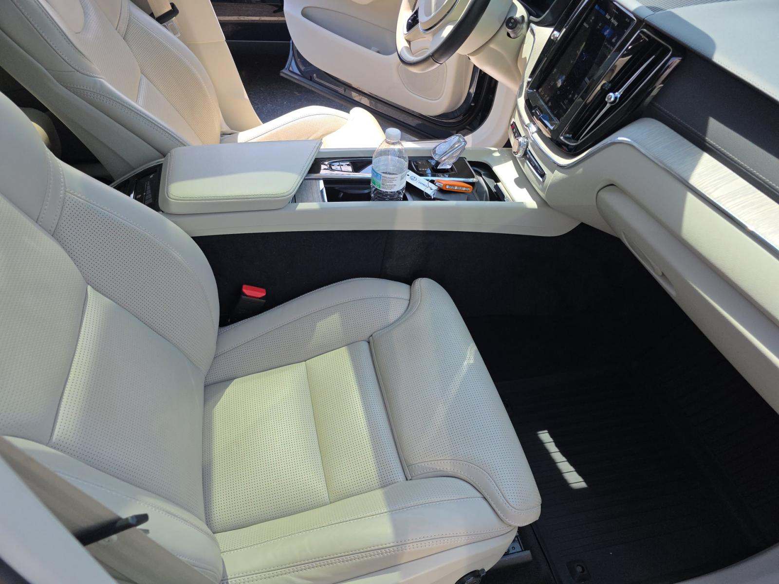 2022 Volvo XC60 B5 Inscription FWD