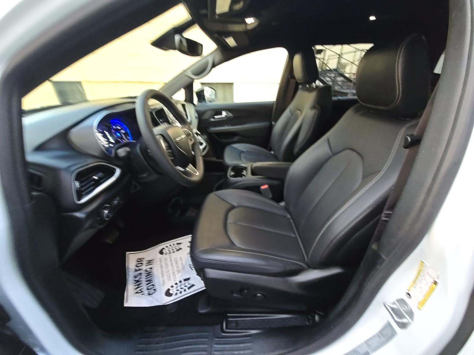 2025 Chrysler Pacifica Select FWD