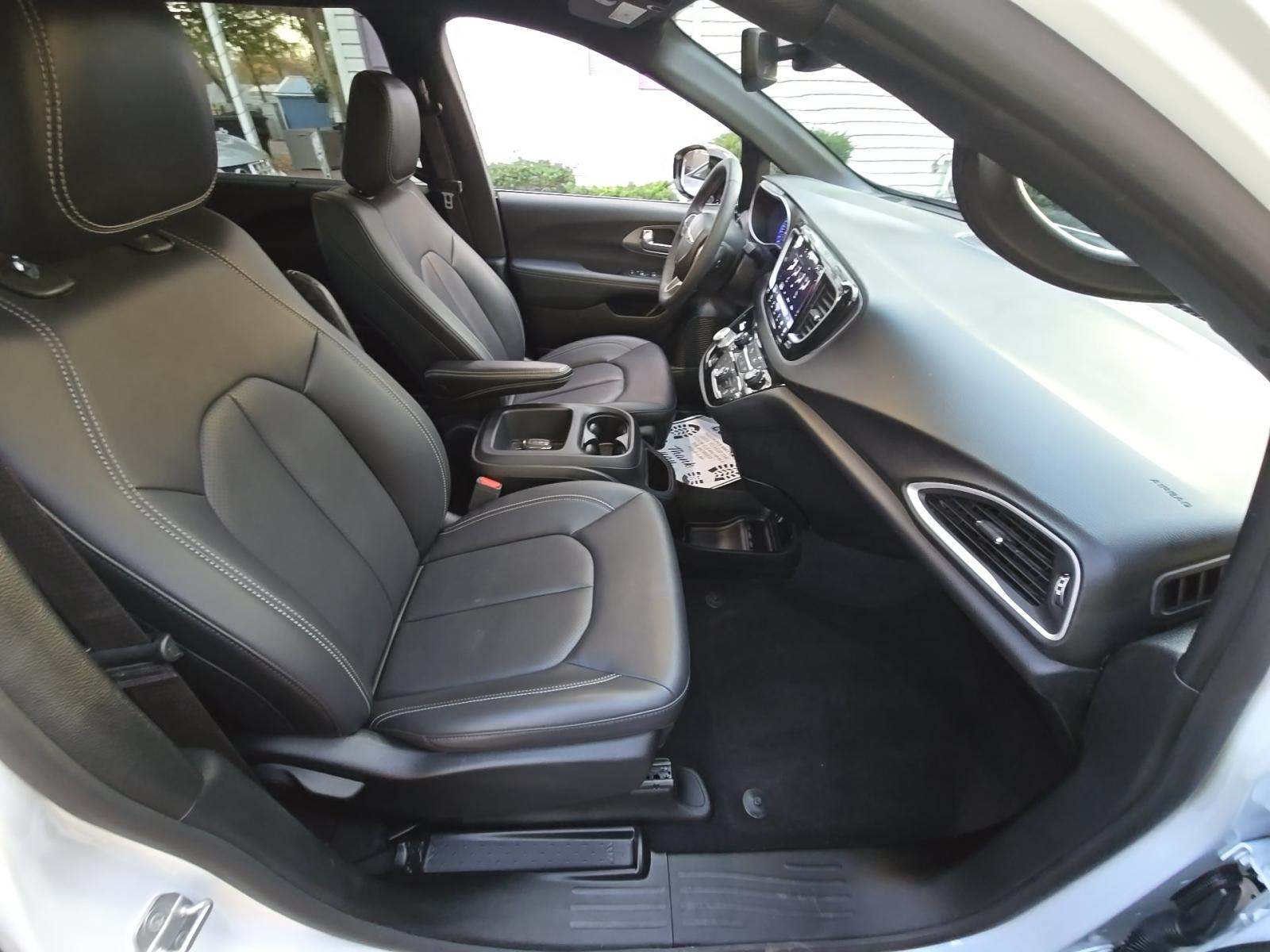 2025 Chrysler Pacifica Select FWD