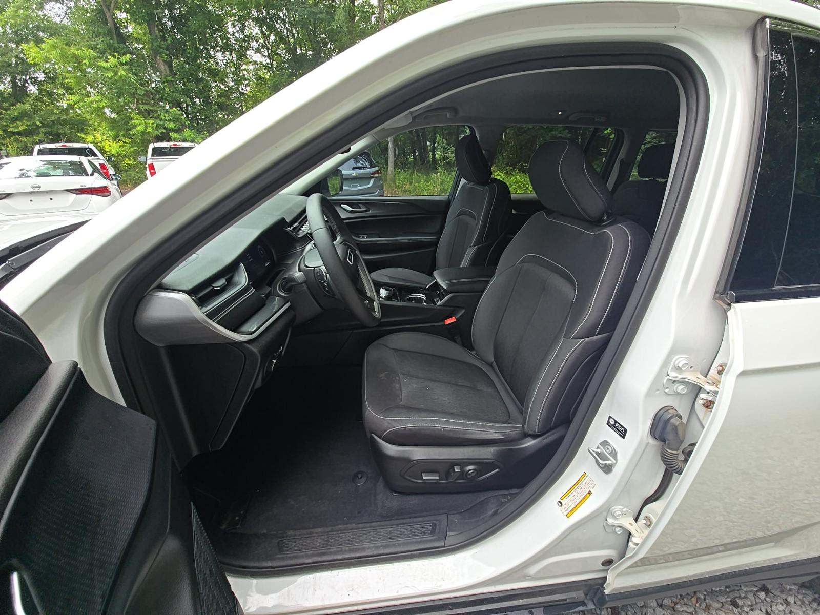 2023 Jeep Grand Cherokee Laredo RWD