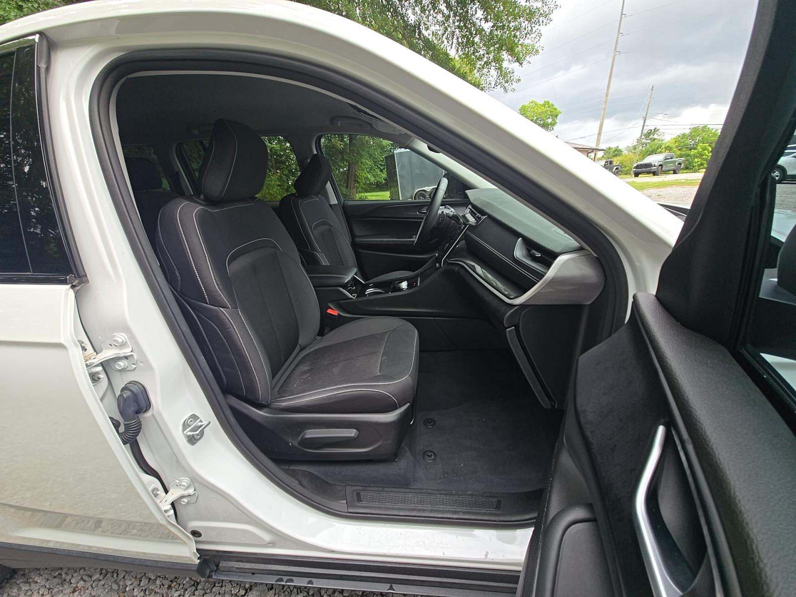2023 Jeep Grand Cherokee Laredo RWD