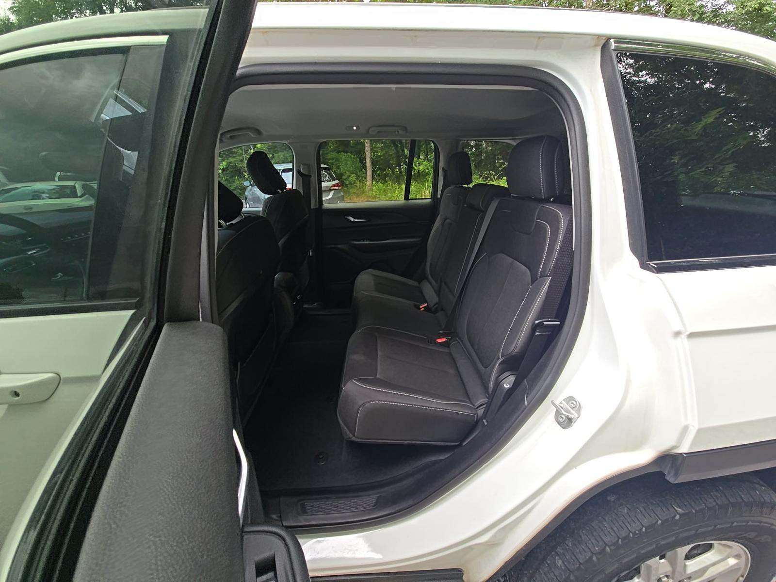 2023 Jeep Grand Cherokee Laredo RWD
