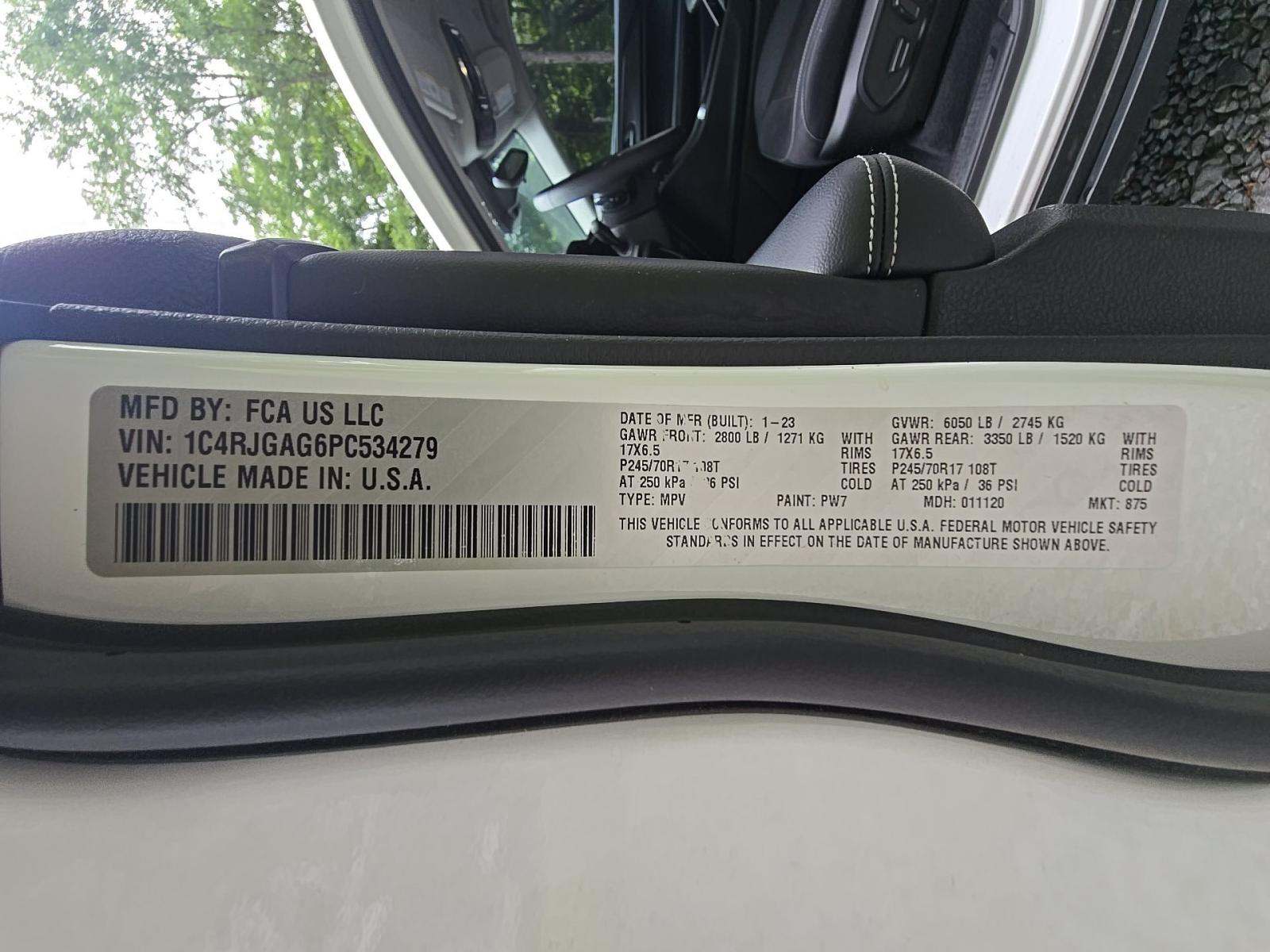2023 Jeep Grand Cherokee Laredo RWD