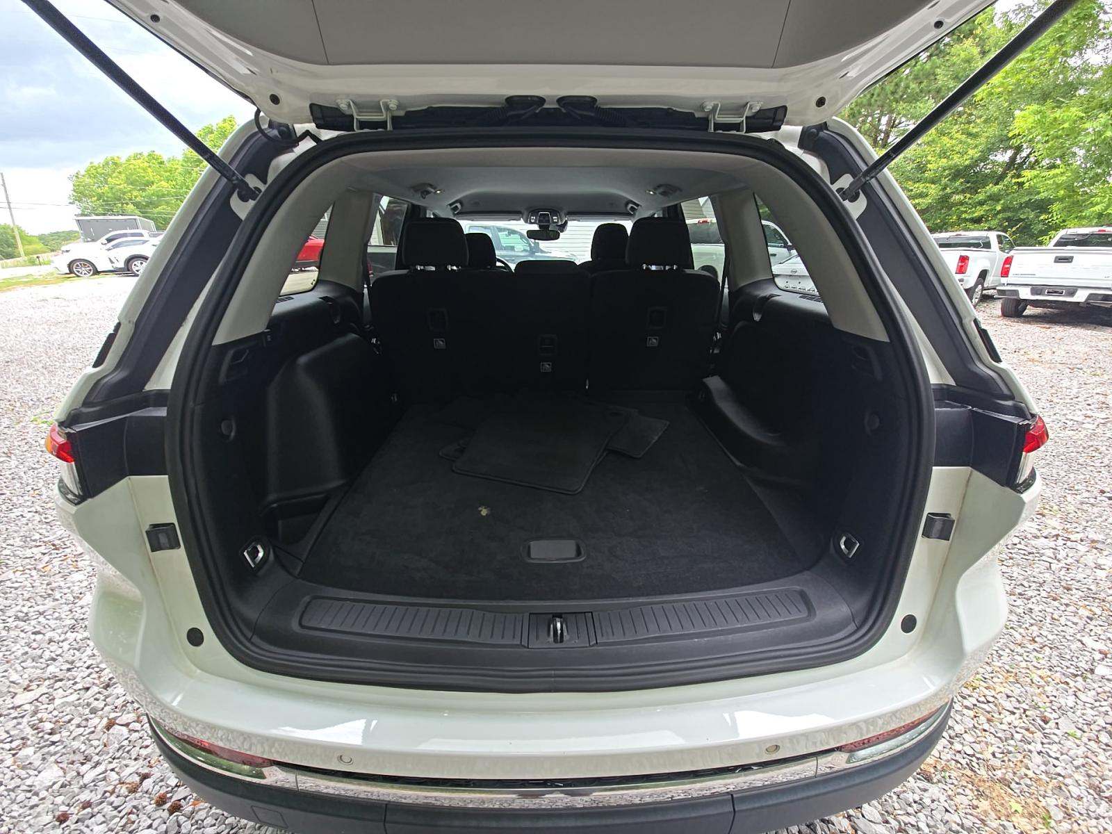 2023 Jeep Grand Cherokee Laredo RWD