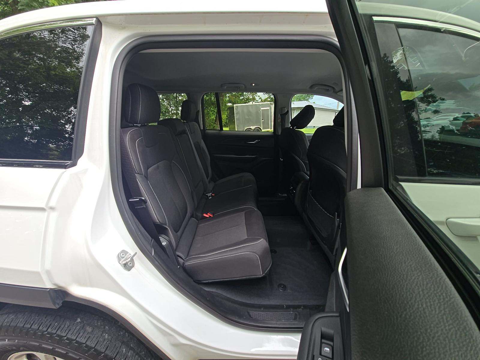 2023 Jeep Grand Cherokee Laredo RWD