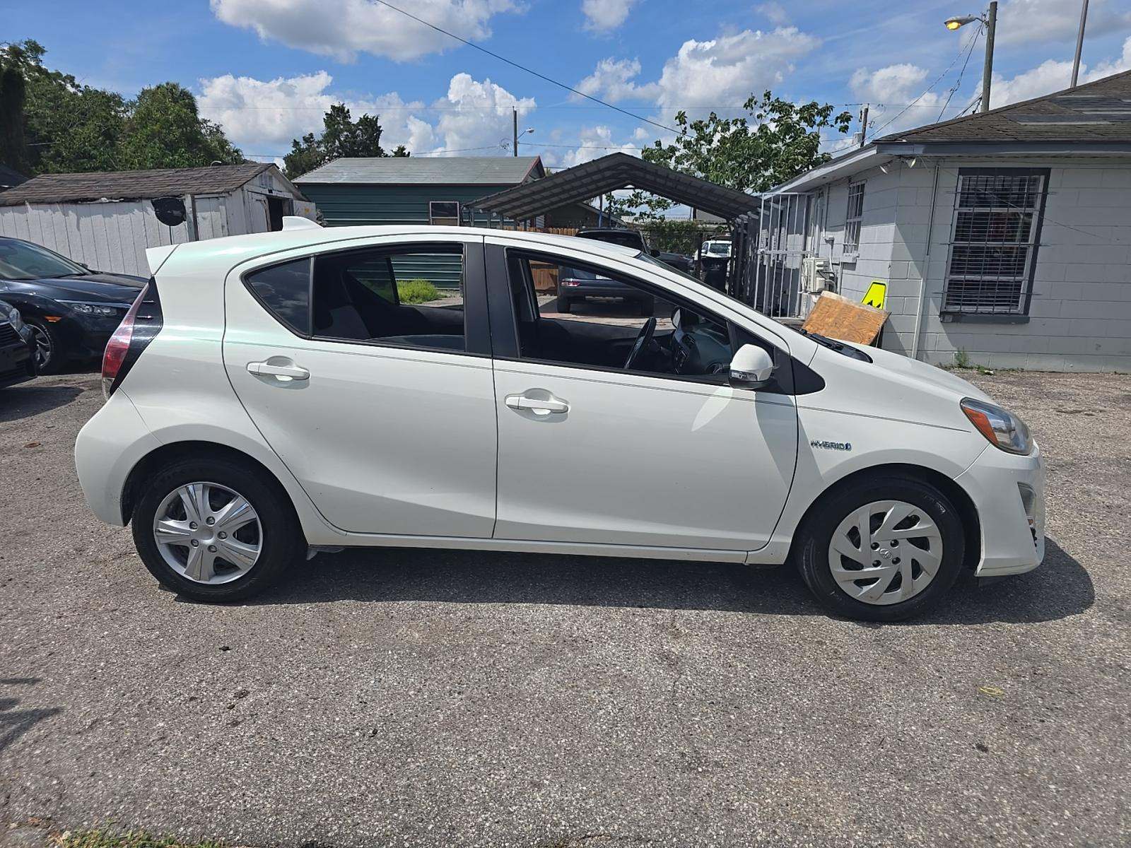 TOYOTA PRIUS C - 4