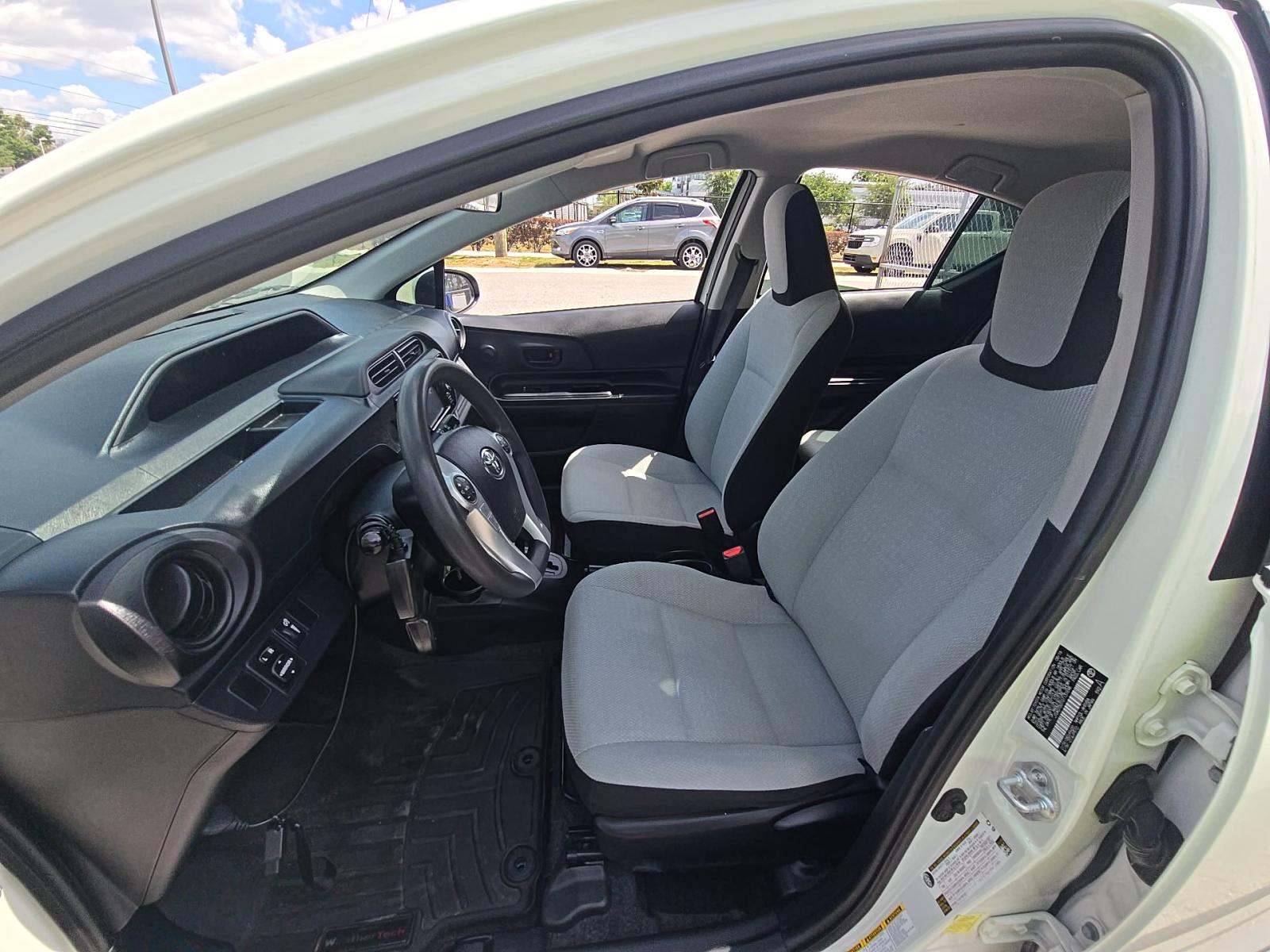 TOYOTA PRIUS C - 6
