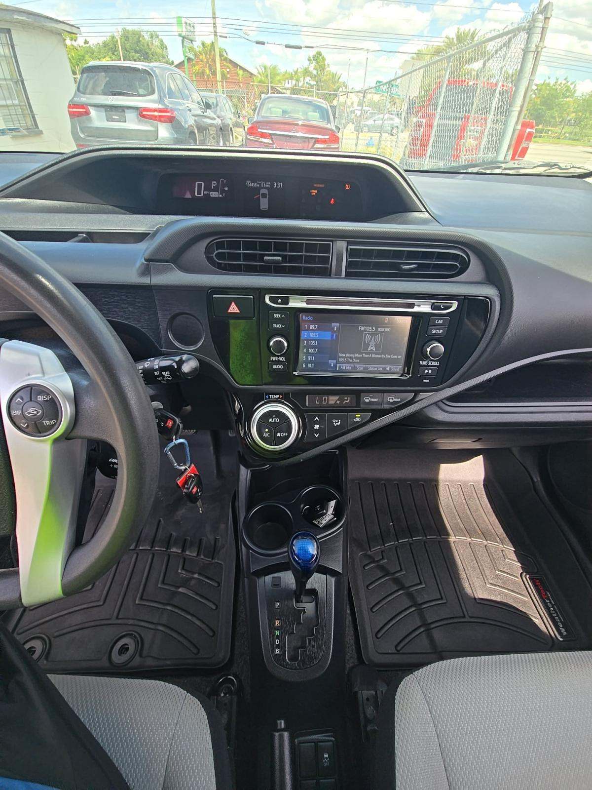 TOYOTA PRIUS C - 10