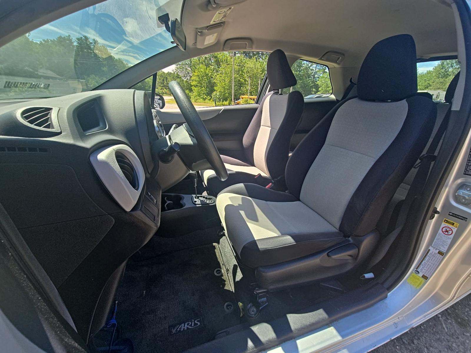 2013 Toyota Yaris L FWD