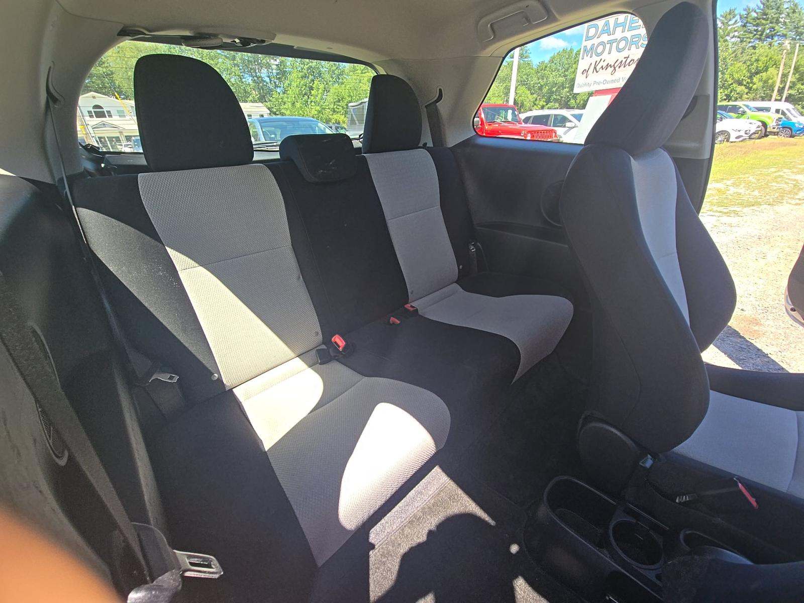 2013 Toyota Yaris L FWD