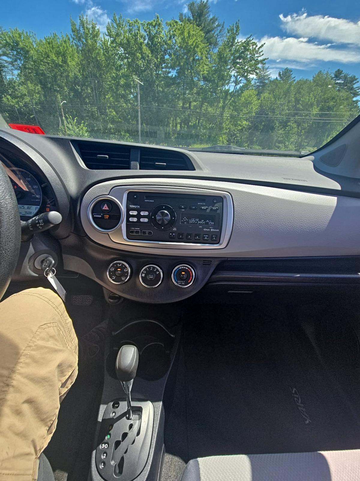 2013 Toyota Yaris L FWD