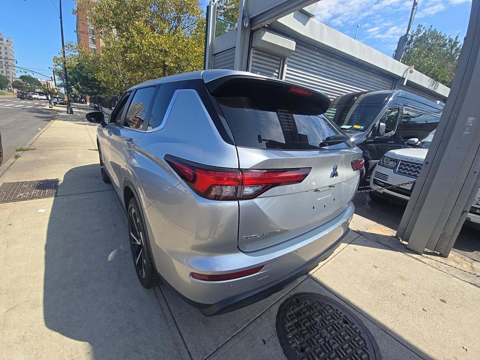 2022 Mitsubishi Outlander ES FWD
