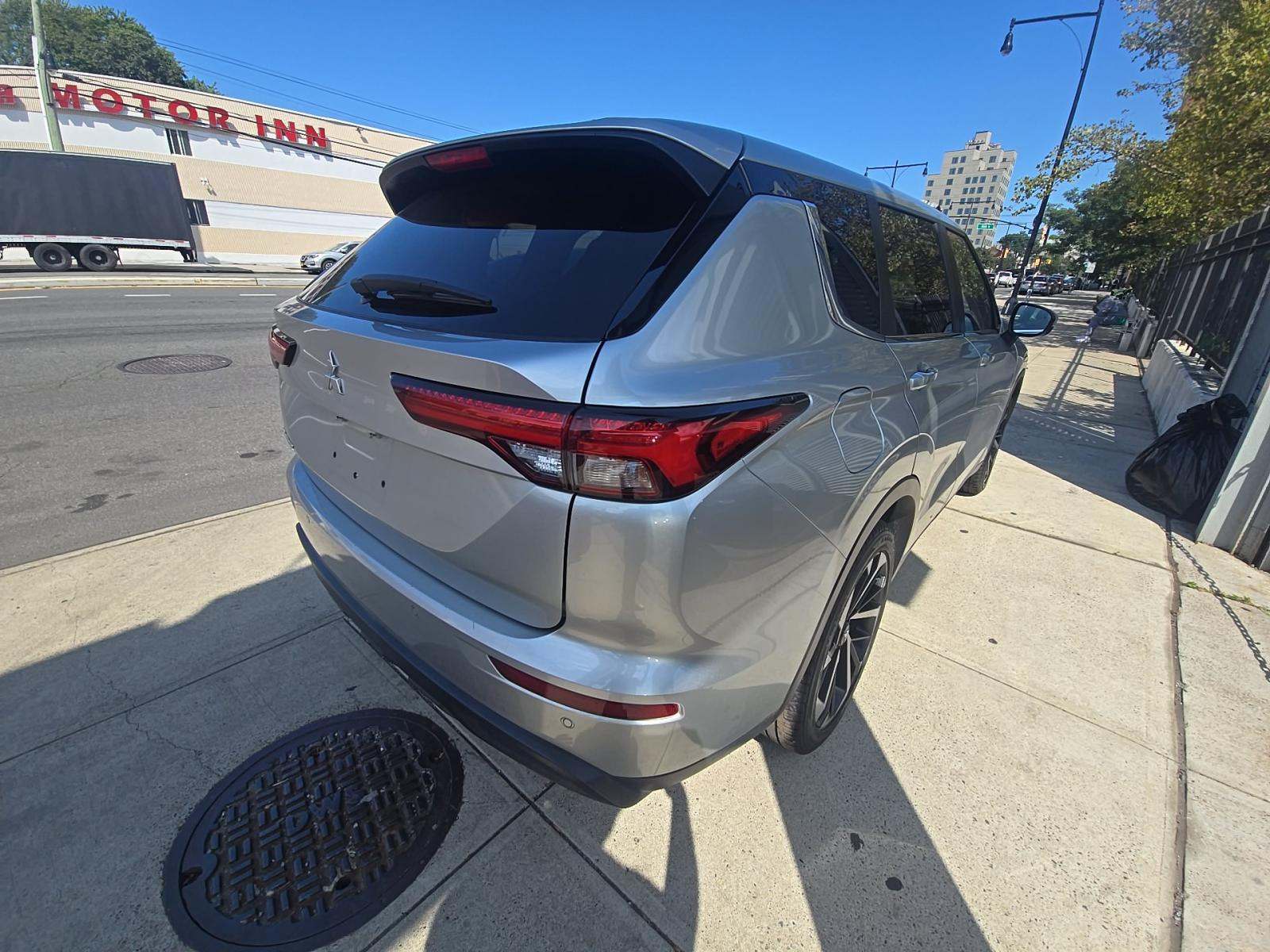2022 Mitsubishi Outlander ES FWD