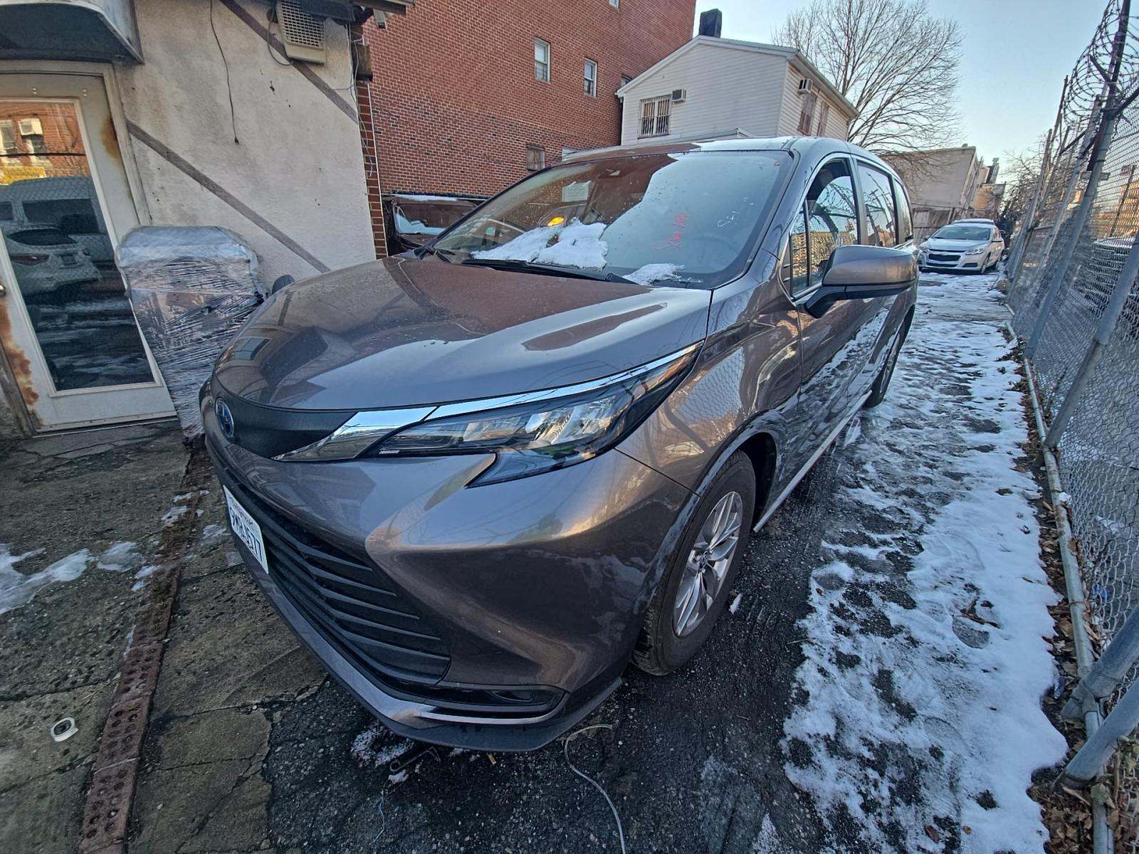 2024 Toyota Sienna LE FWD