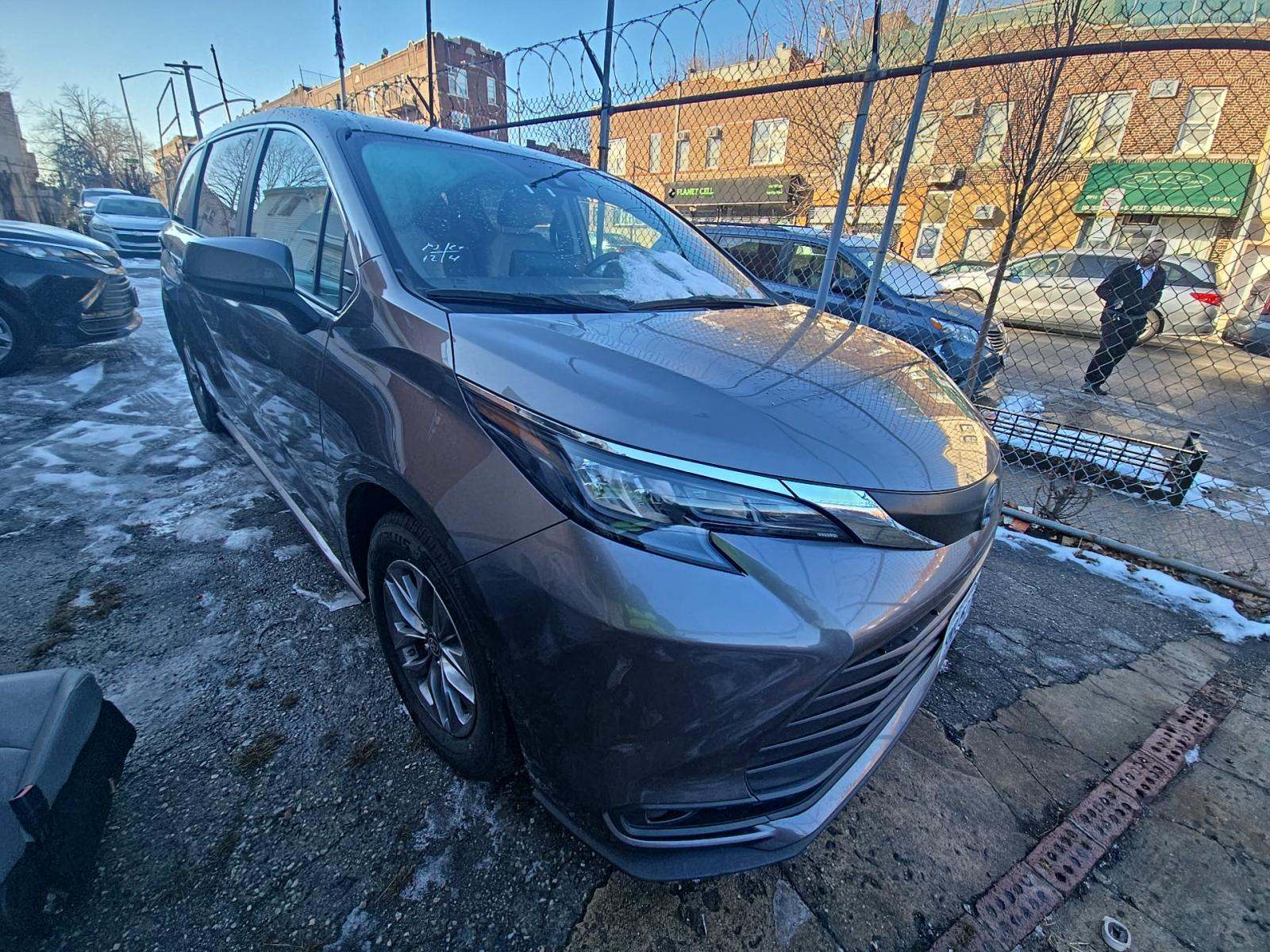 2024 Toyota Sienna LE FWD