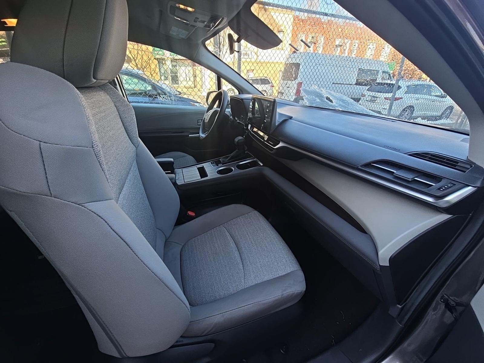 2024 Toyota Sienna LE FWD