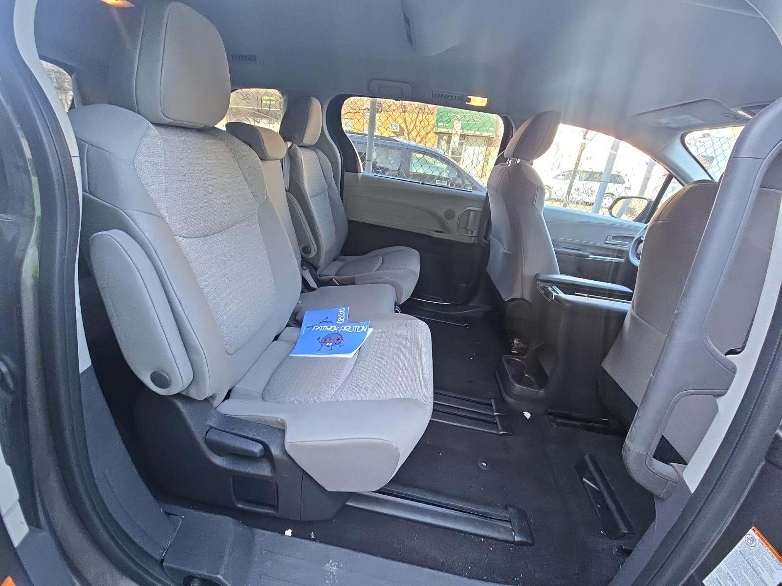 2024 Toyota Sienna LE FWD