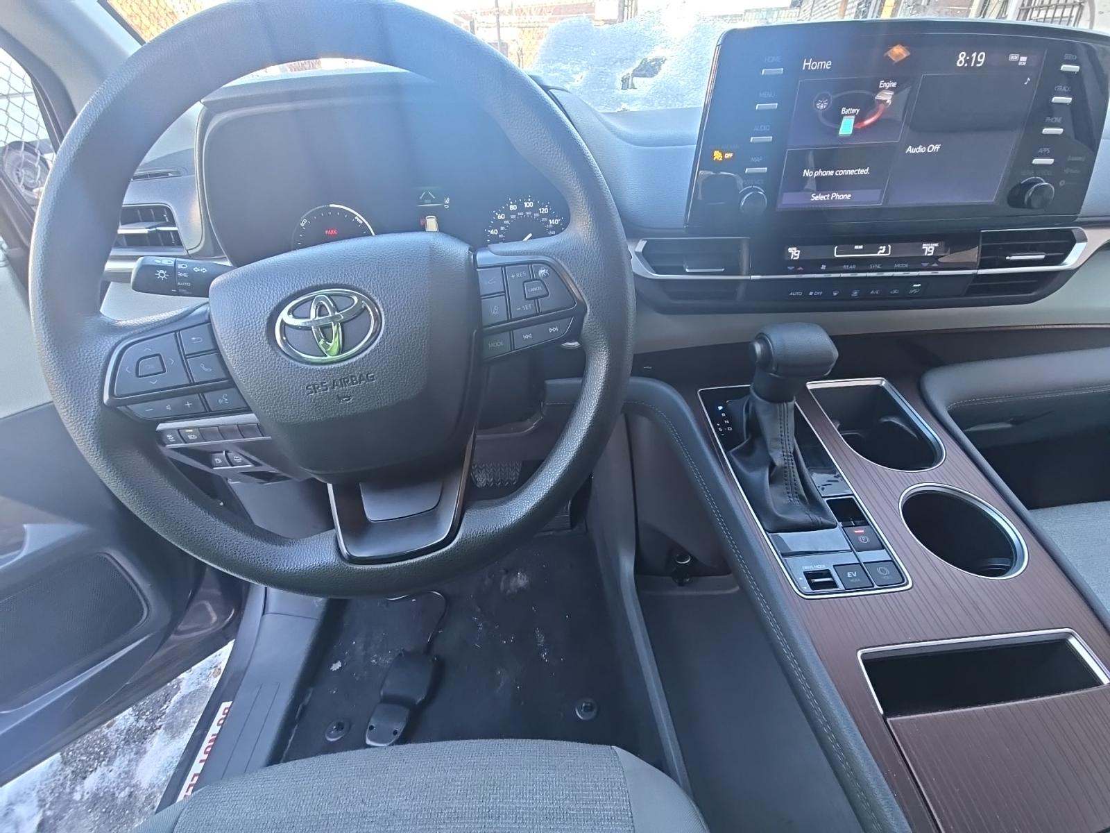 2024 Toyota Sienna LE FWD