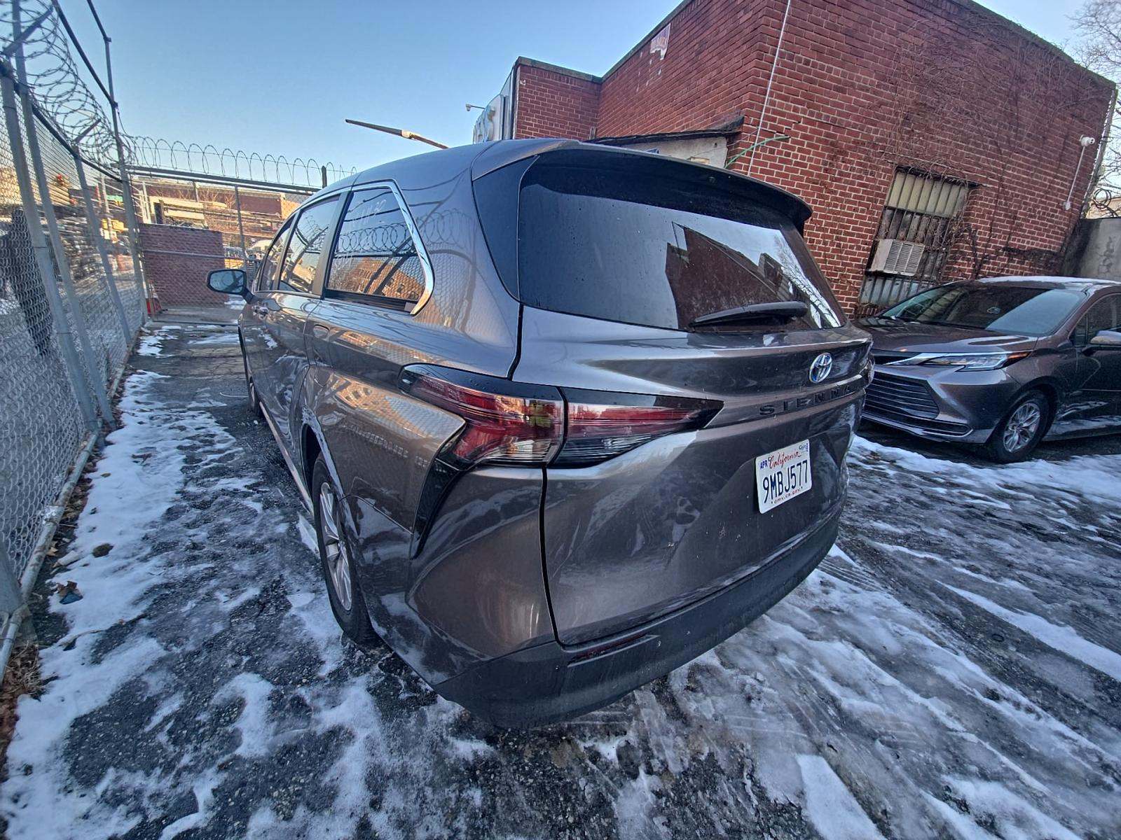 2024 Toyota Sienna LE FWD