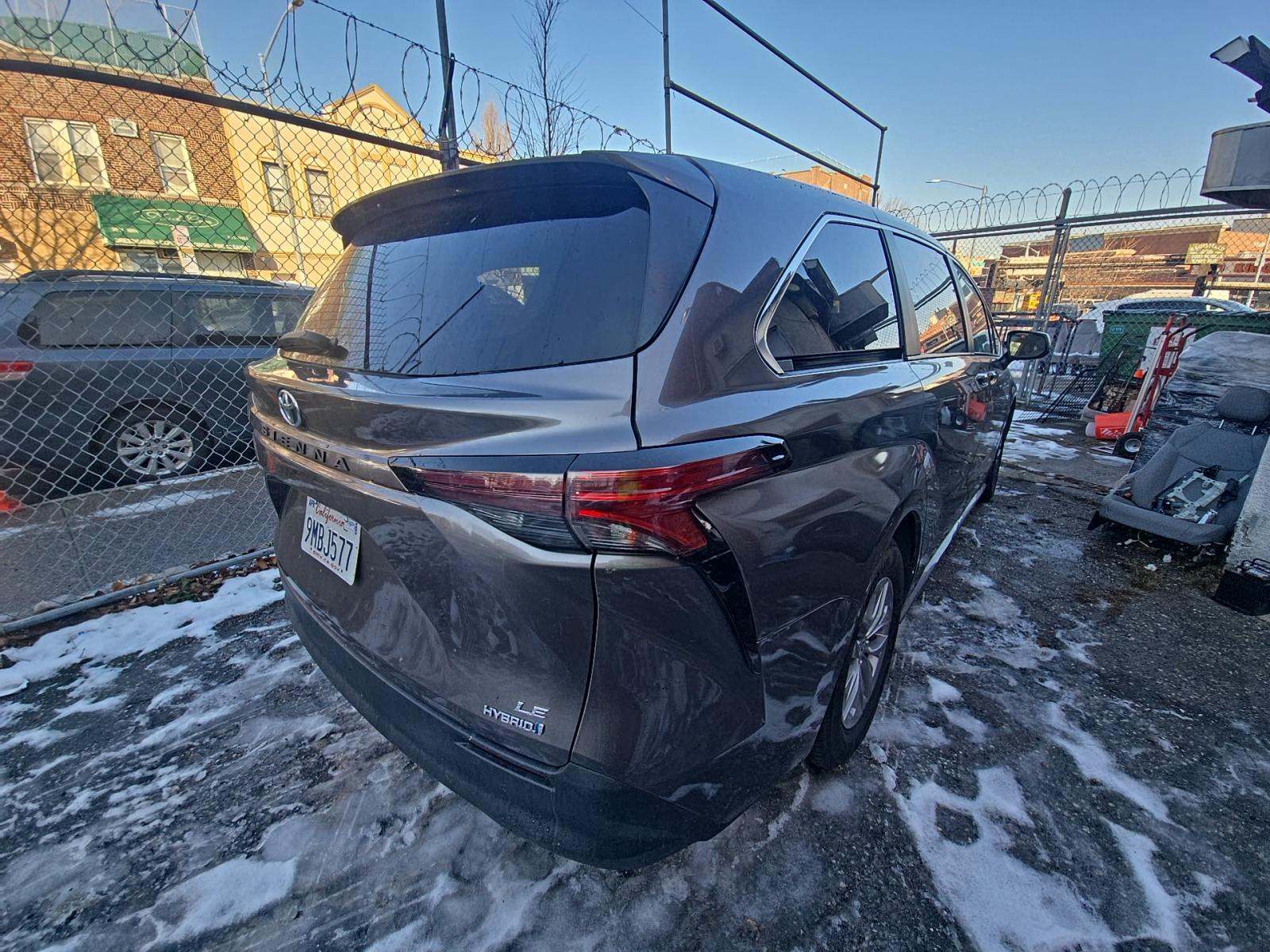 2024 Toyota Sienna LE FWD