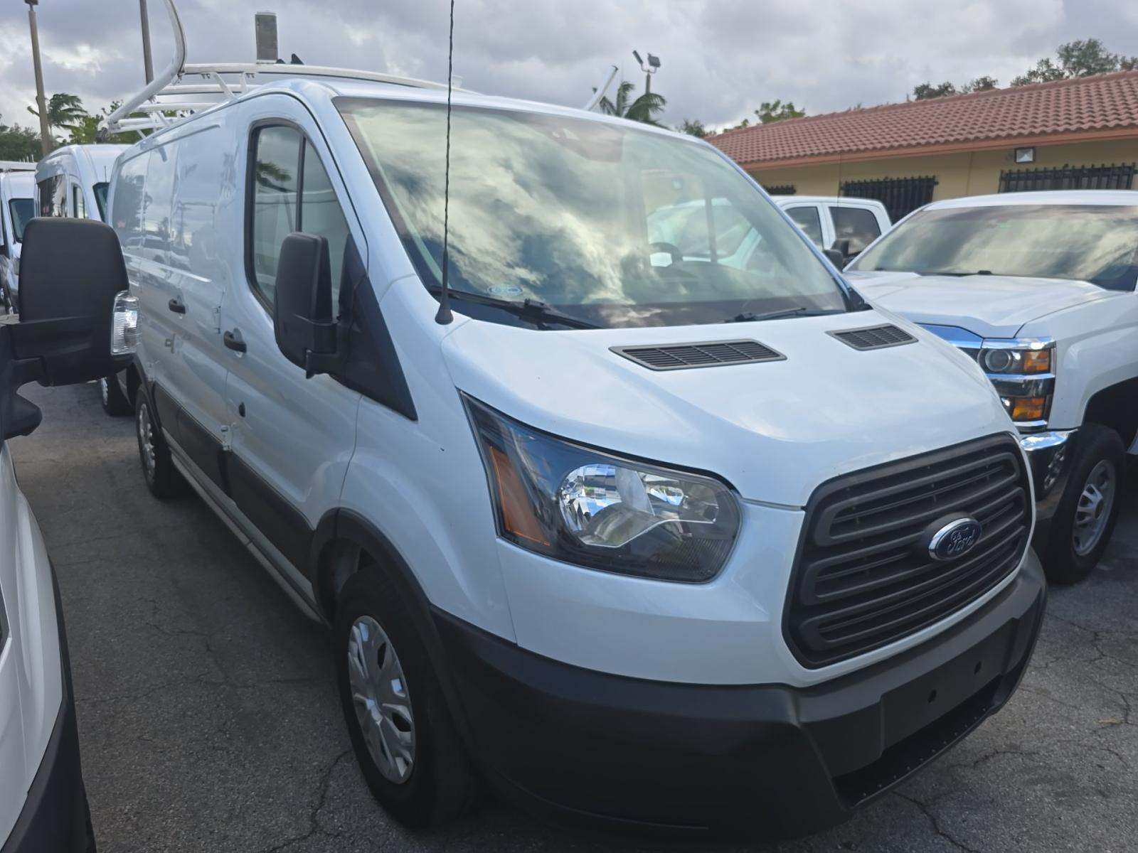 FORD TRANSIT 150 - 4