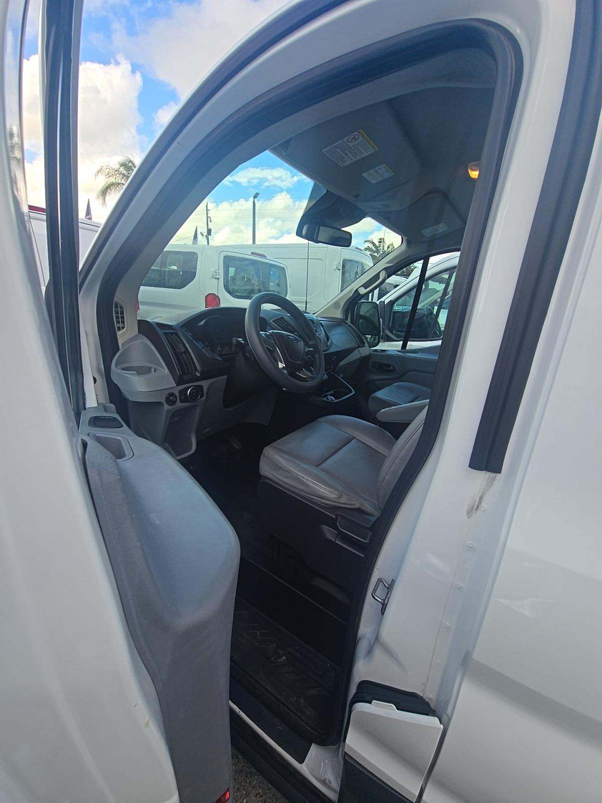 FORD TRANSIT 150 - 6