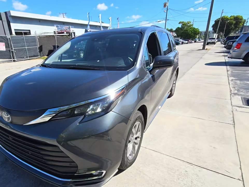 2025 Toyota Sienna XLE FWD