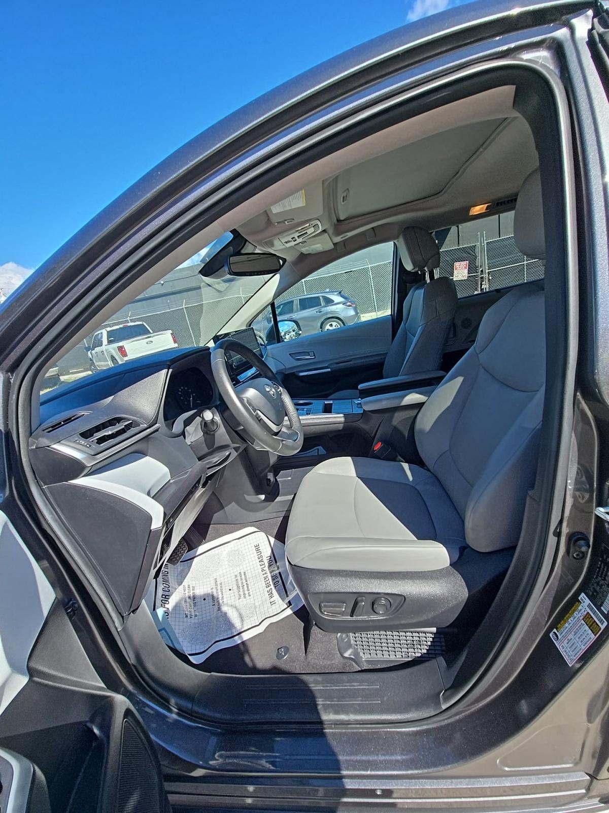 2025 Toyota Sienna XLE FWD