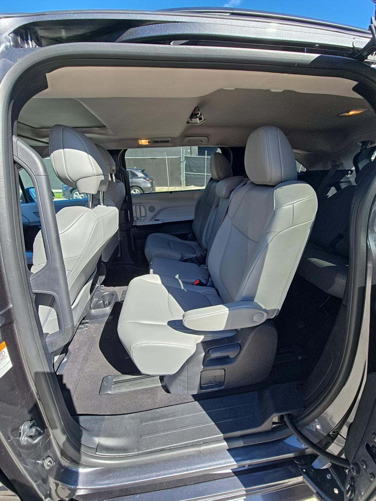 2025 Toyota Sienna XLE FWD