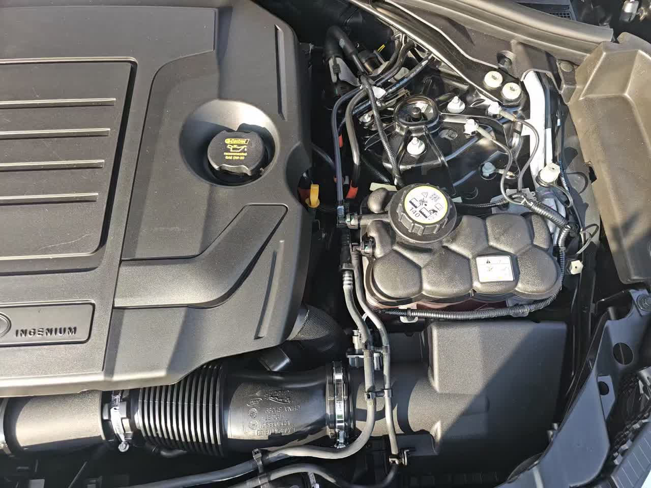 2025 Land Rover Range Rover Velar Dynamic SE AWD