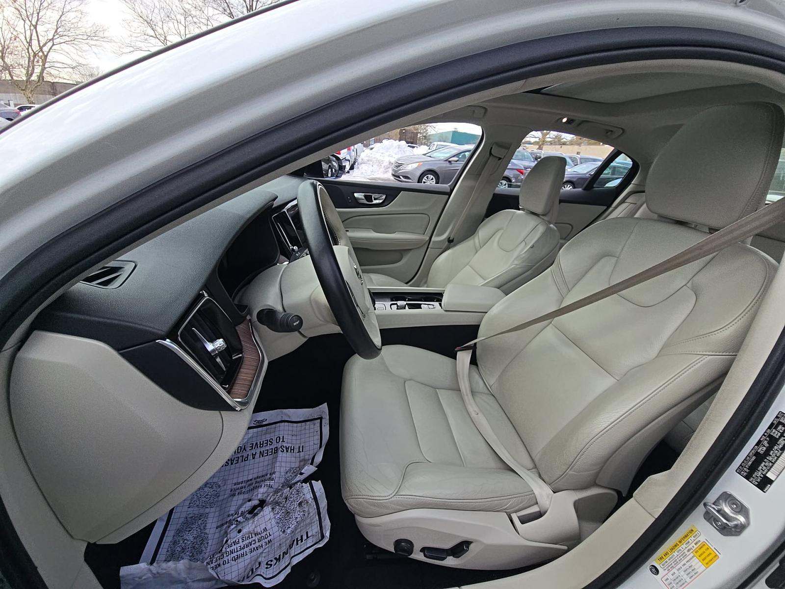 2022 Volvo S60 B5 Momentum AWD