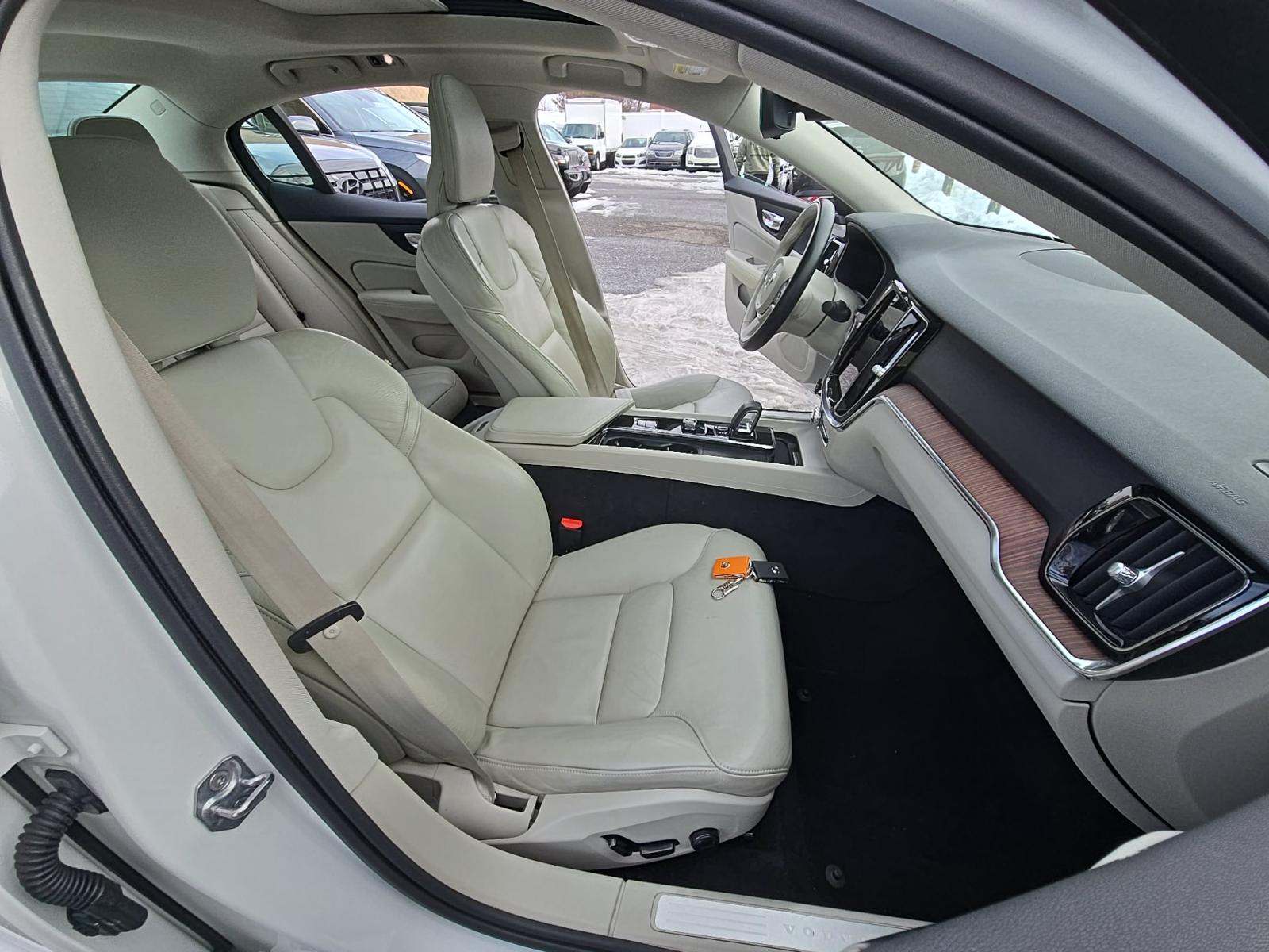 2022 Volvo S60 B5 Momentum AWD