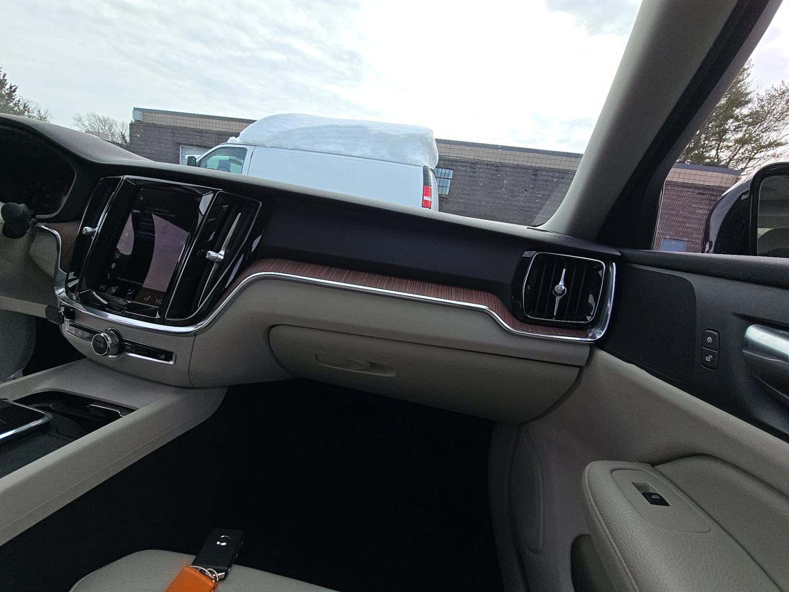 2022 Volvo S60 B5 Momentum AWD