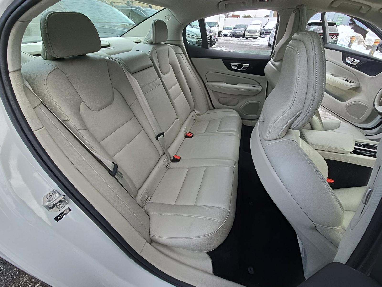 2022 Volvo S60 B5 Momentum AWD