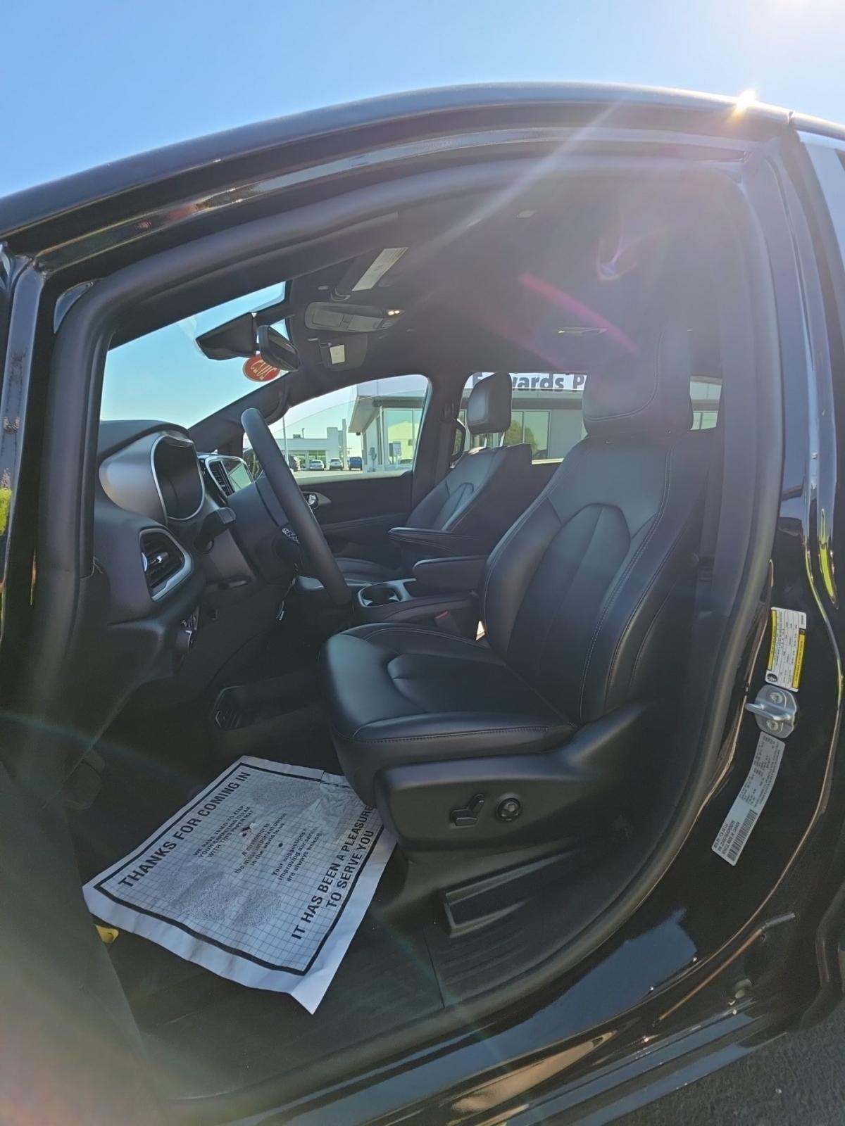 2025 Chrysler Pacifica Select FWD