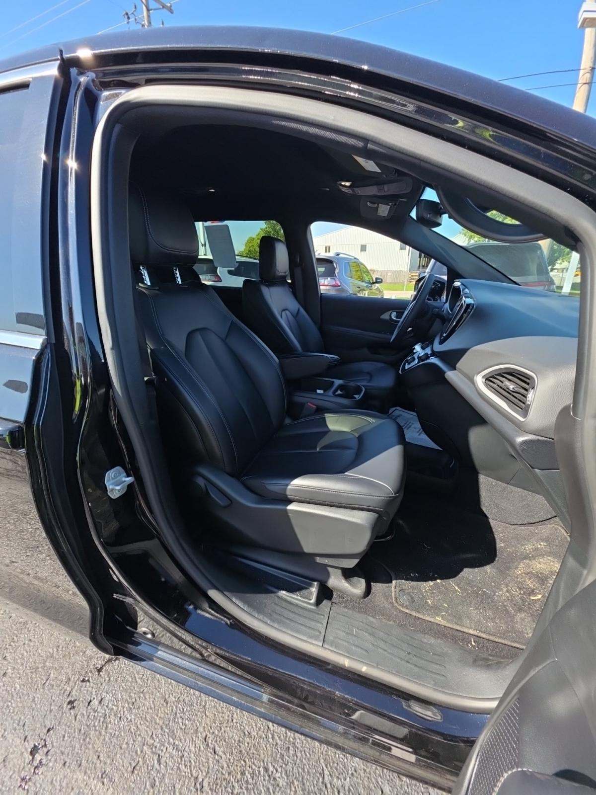 2025 Chrysler Pacifica Select FWD