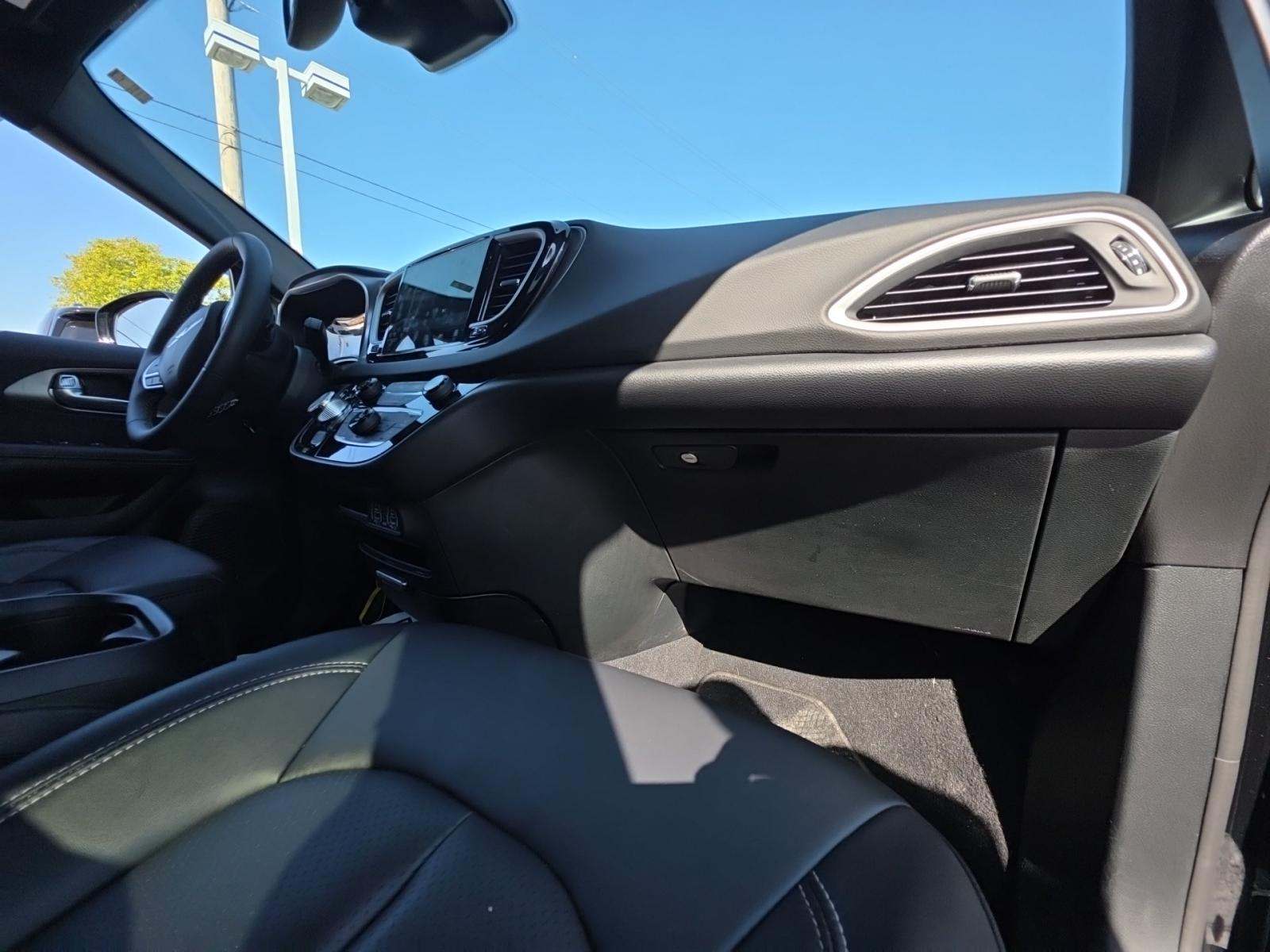 2025 Chrysler Pacifica Select FWD