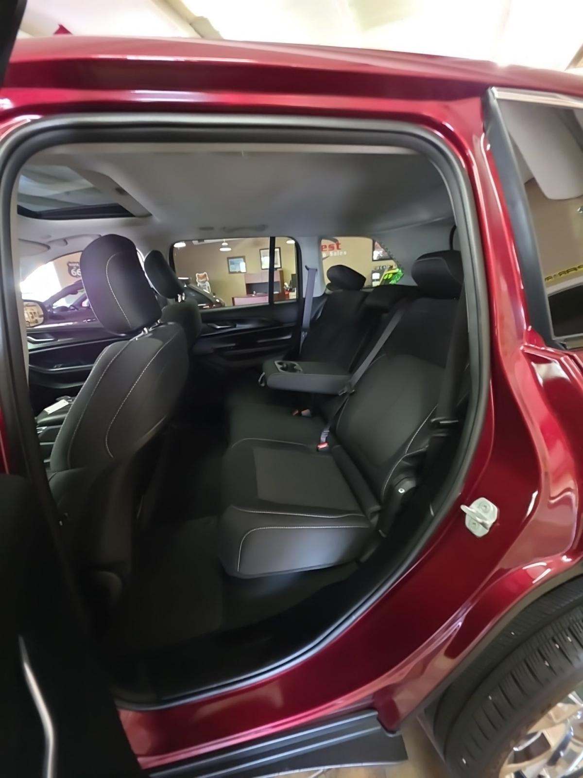 2023 Jeep Grand Cherokee Laredo AWD