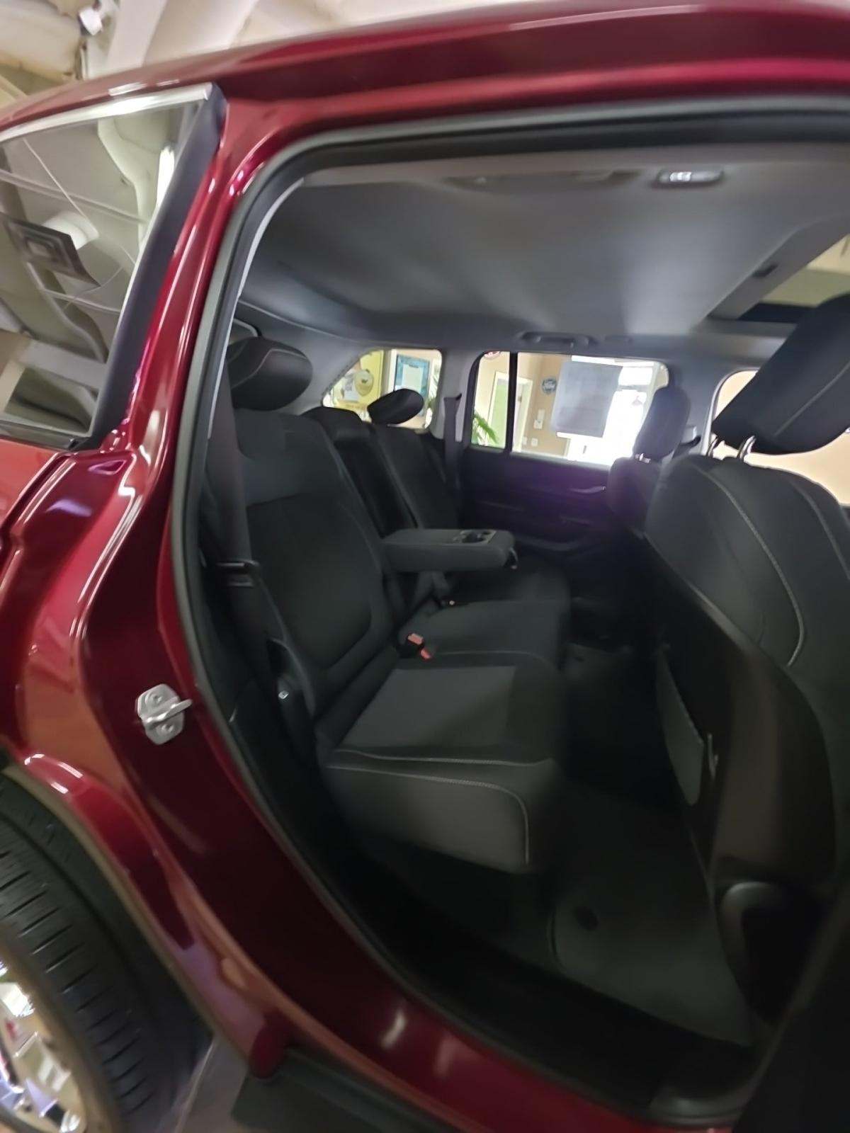 2023 Jeep Grand Cherokee Laredo AWD