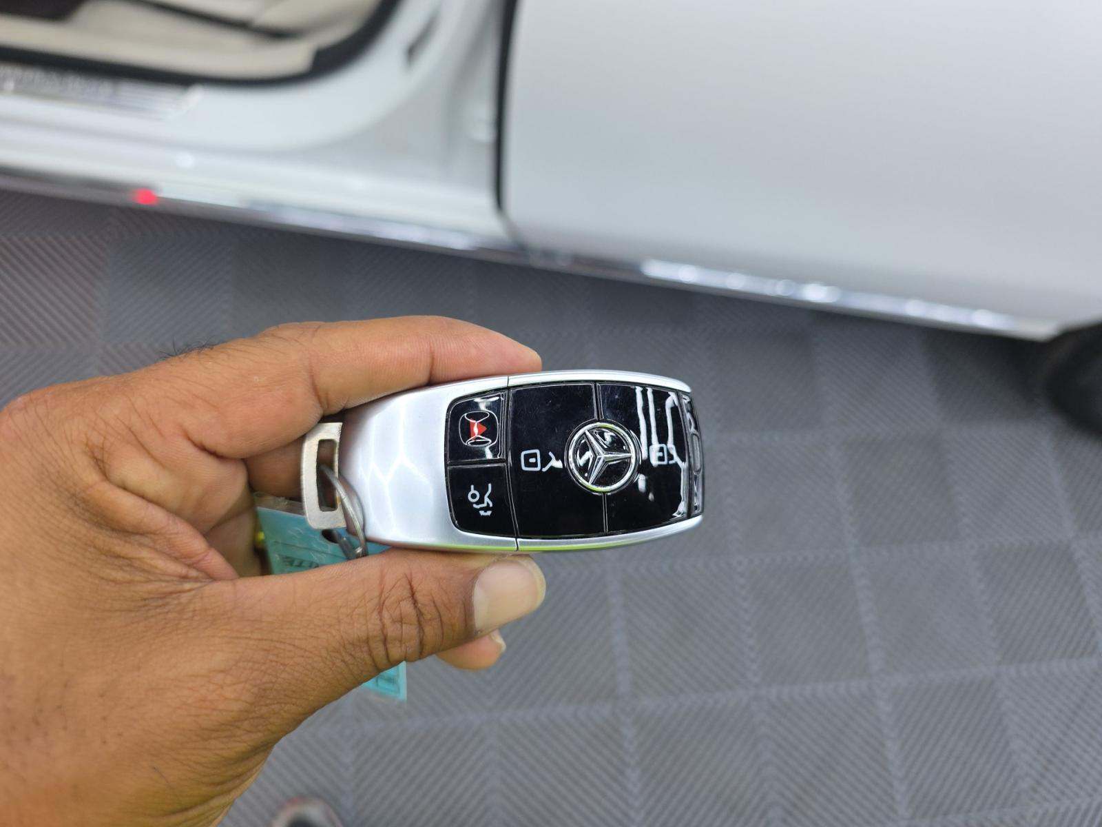 MERCEDES-BENZ E-CLASS - 8